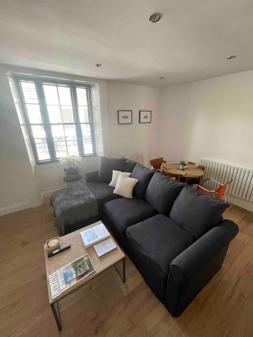Abergavenny Center 2-Bed Flat Apartment Luaran gambar