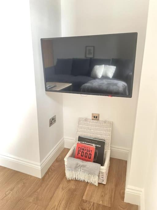 Abergavenny Center 2-Bed Flat Apartment Luaran gambar