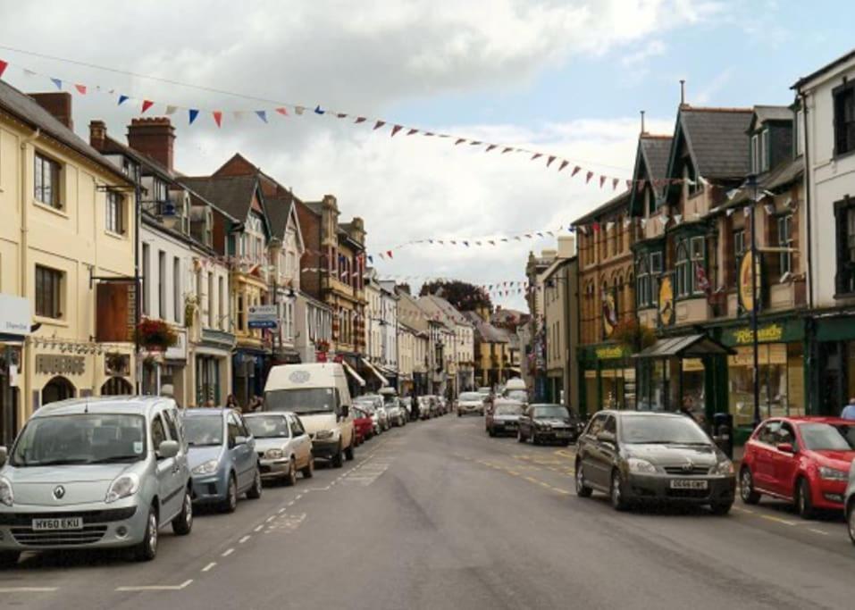 Abergavenny Center 2-Bed Flat Apartment Luaran gambar