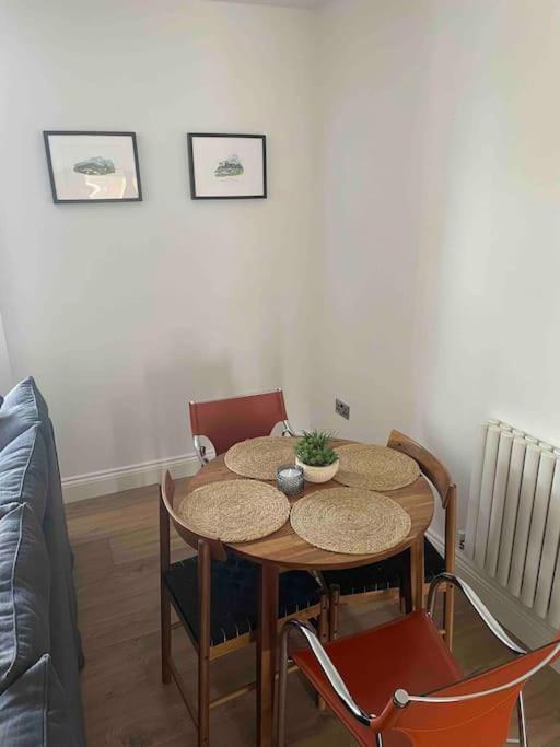 Abergavenny Center 2-Bed Flat Apartment Luaran gambar