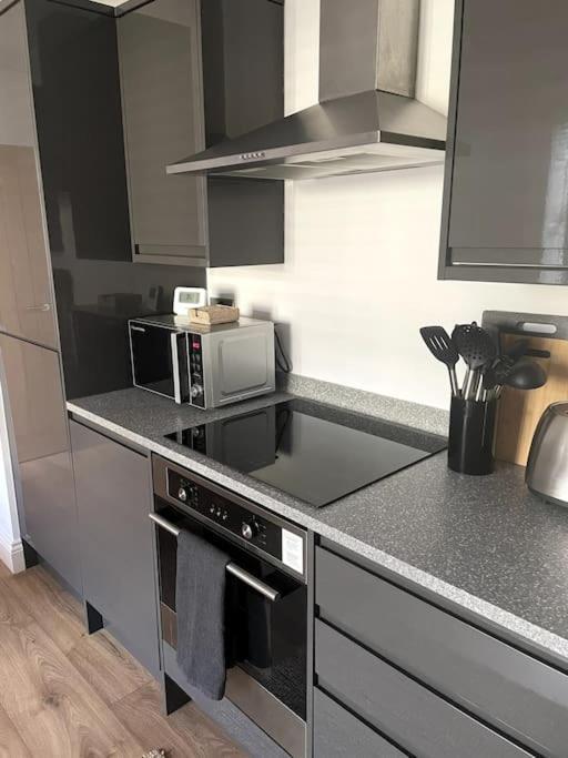 Abergavenny Center 2-Bed Flat Apartment Luaran gambar